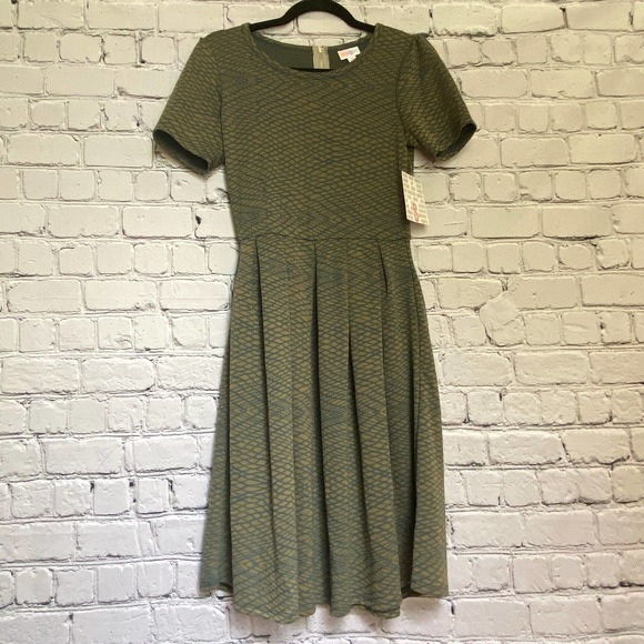 SOLD 🛒 LuLaRoe Amelia Green Dress - Picture 1 of 6